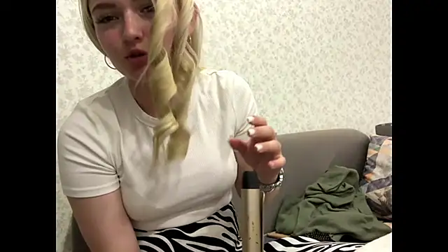 Snapshot of Sophia_Blonde chatting on 05-18-26, 04:57 Sophia Blonde online show from 05-18-26, 04:57