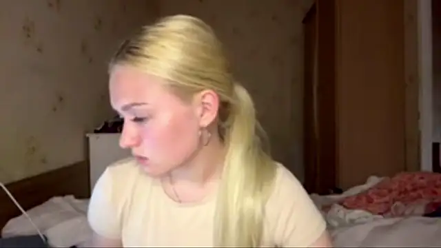 Snapshot of Sophia_Blonde chatting on 05-19-26, 03:40 Sophia Blonde online show from 05-19-26, 03:40
