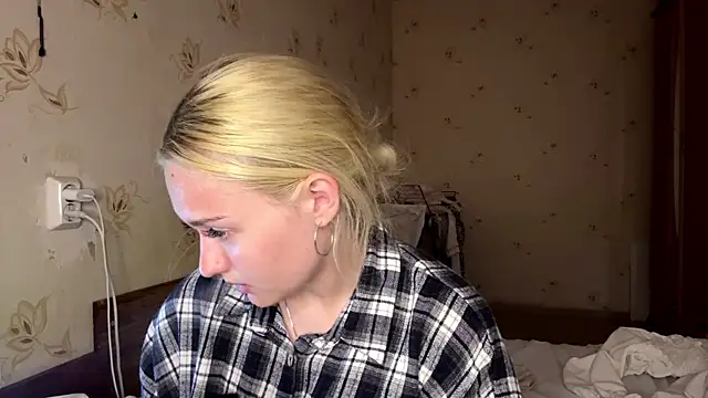 Snapshot of Sophia_Blonde chatting on 05-20-26, 03:29 Sophia Blonde online show from 05-20-26, 03:29