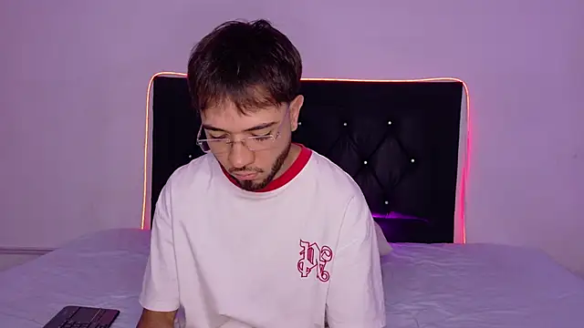 Snapshot of andymaxwell chatting on 03-25-26, 10:16 andymaxwell online show from 03-25-26, 10:16