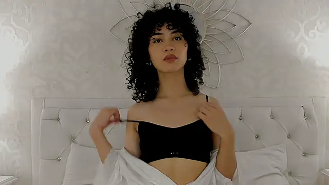 Snapshot of Julietta___ chatting on 04-16-26, 12:06 Julietta online show from 04-16-26, 12:06