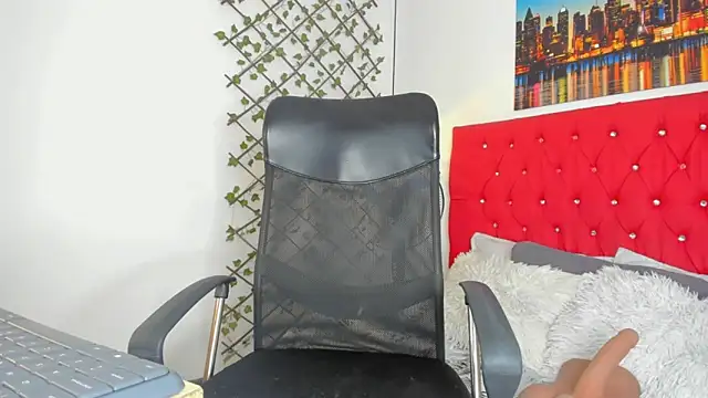 Snapshot of emily__dee chatting on 04-21-26, 01:06 emily dee online show from 04-21-26, 01:06