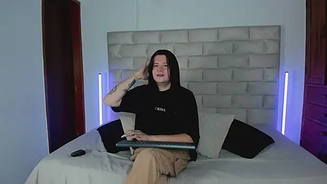 MatthewDavis  online show from 06-25-26, 03:17