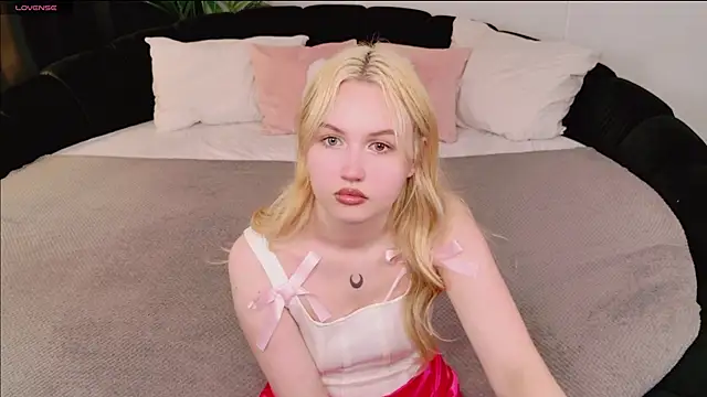 Snapshot of Lilly_Eyes chatting on 05-30-26, 02:25 Lilly Eyes online show from 05-30-26, 02:25
