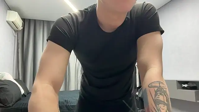 Snapshot of MaxWoolf chatting on 04-17-26, 02:09 MaxWoolf online show from 04-17-26, 02:09