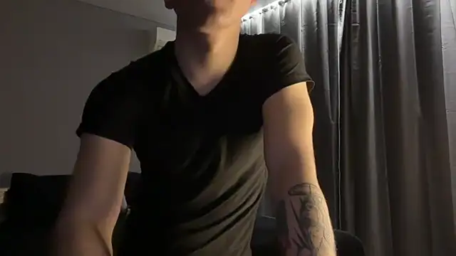 Snapshot of MaxWoolf chatting on 04-19-26, 06:10 MaxWoolf online show from 04-19-26, 06:10