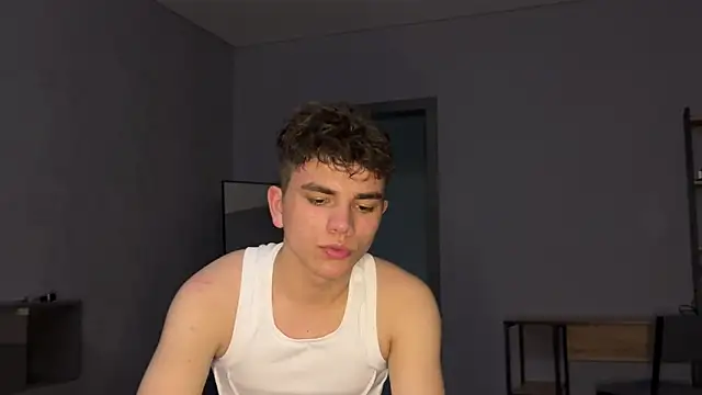 Snapshot of MaxWoolf chatting on 05-09-26, 02:44 MaxWoolf online show from 05-09-26, 02:44