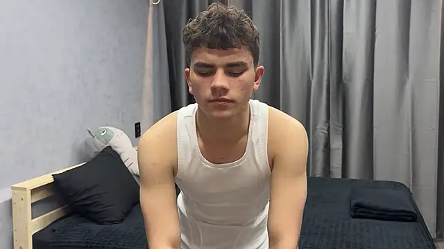 Snapshot of MaxWoolf chatting on 05-15-26, 02:13 MaxWoolf online show from 05-15-26, 02:13