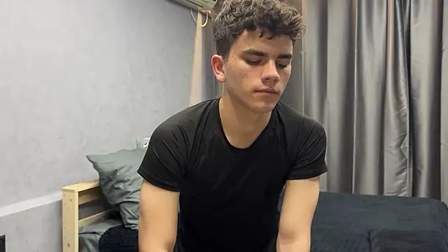 Snapshot of MaxWoolf chatting on 05-17-26, 04:14 MaxWoolf online show from 05-17-26, 04:14