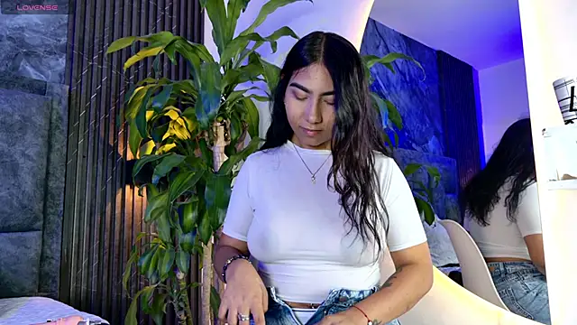 Snapshot of Amaia_aa_ chatting on 04-15-26, 07:43 Amaia aa online show from 04-15-26, 07:43