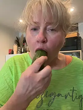 Tinchen Milf online show from 04-17-26, 11:13