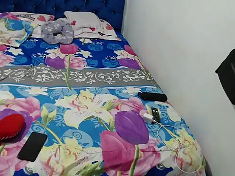 kiaraluna  online show from 05-07-26, 12:16