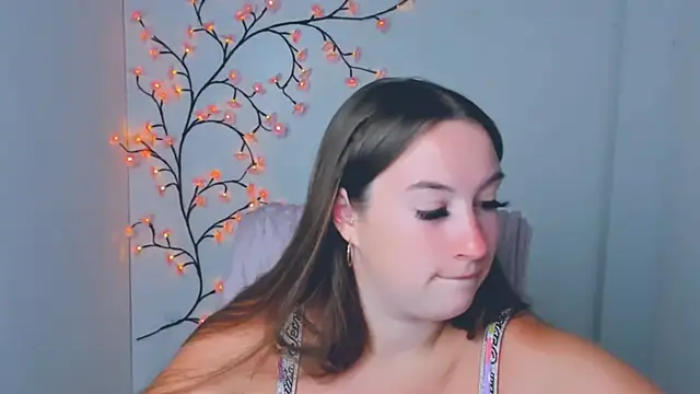 Snapshot of Tiffani_Angel chatting on 07-19-26, 05:22 Tiffani Angel online show from 07-19-26, 05:22
