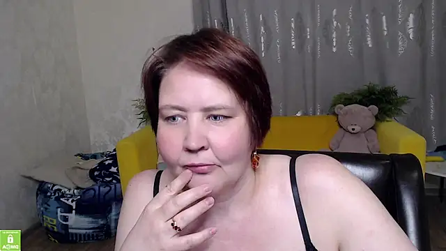 Snapshot of QUEEN02030 chatting on 05-08-26, 03:06 QUEEN02030 online show from 05-08-26, 03:06