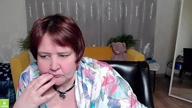 Snapshot of QUEEN02030 chatting on 05-10-26, 10:42 QUEEN02030 online show from 05-10-26, 10:42