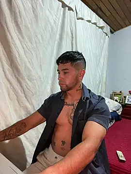 Snapshot of Sexmuscle17 chatting on 06-04-26, 11:33 Sexmuscle17 online show from 06-04-26, 11:33