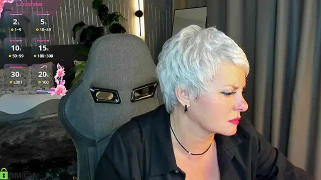 Linda Zef1r online show from 05-15-26, 01:12