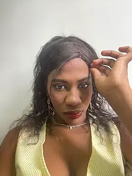 Snapshot of LucianaM_13 chatting on 04-19-26, 03:22 LucianaM 13 online show from 04-19-26, 03:22