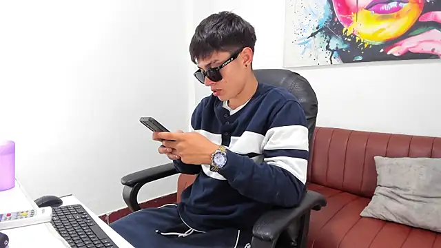 Snapshot of Thebestboyhot chatting on 04-12-26, 05:12 Thebestboyhot online show from 04-12-26, 05:12