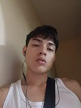 Snapshot of Thebestboyhot chatting on 05-22-26, 05:03 Thebestboyhot online show from 05-22-26, 05:03