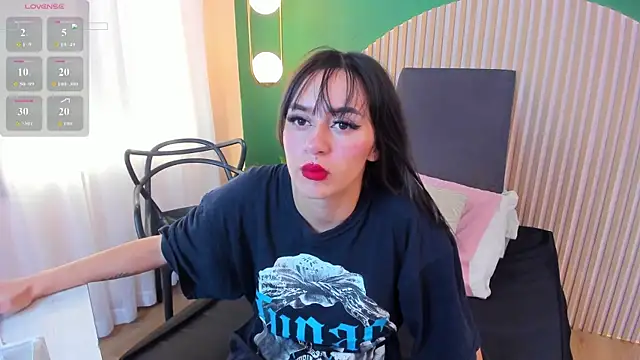 Snapshot of Alicecoule_ chatting on 06-22-26, 11:40 Alicecoule online show from 06-22-26, 11:40