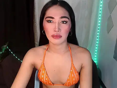 Snapshot of urasiankylie chatting on 06-06-26, 06:01 urasiankylie online show from 06-06-26, 06:01