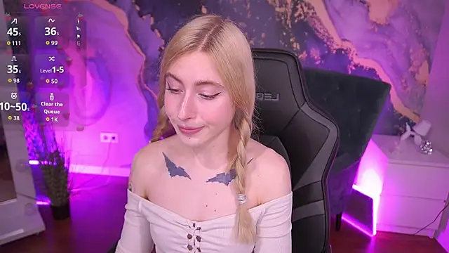 Snapshot of MelaniiePlay chatting on 04-20-26, 01:14 MelaniiePlay online show from 04-20-26, 01:14