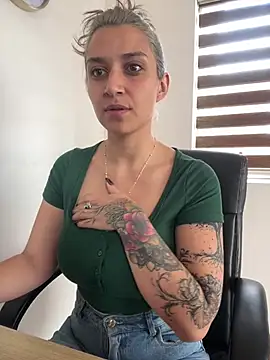 Snapshot of Isabella_varella- chatting on 05-25-26, 01:39 Isabella varella- online show from 05-25-26, 01:39