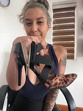 Snapshot of Isabella_varella- chatting on 05-26-26, 01:51 Isabella varella- online show from 05-26-26, 01:51