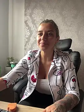 Snapshot of Isabella_varella- chatting on 06-18-26, 12:53 Isabella varella- online show from 06-18-26, 12:53