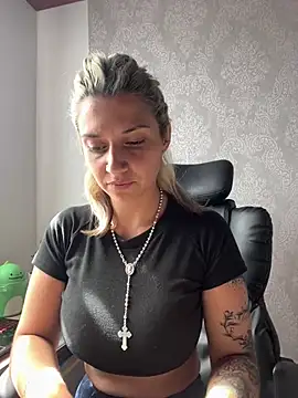 Snapshot of Isabella_varella- chatting on 06-22-26, 02:25 Isabella varella- online show from 06-22-26, 02:25