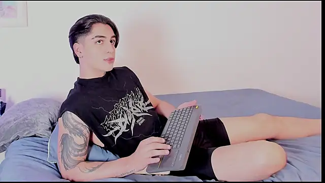 Snapshot of Thiago_angel chatting on 06-14-26, 02:24 Thiago angel online show from 06-14-26, 02:24