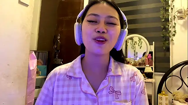 Snapshot of GlindaDejardin chatting on 05-14-26, 06:47 GlindaDejardin online show from 05-14-26, 06:47