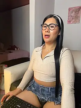 Snapshot of EvelynLeen_ chatting on 04-07-26, 11:43 EvelynLeen online show from 04-07-26, 11:43