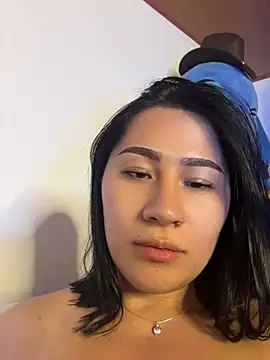 Snapshot of EvelynLeen_ chatting on 05-13-26, 12:30 EvelynLeen online show from 05-13-26, 12:30