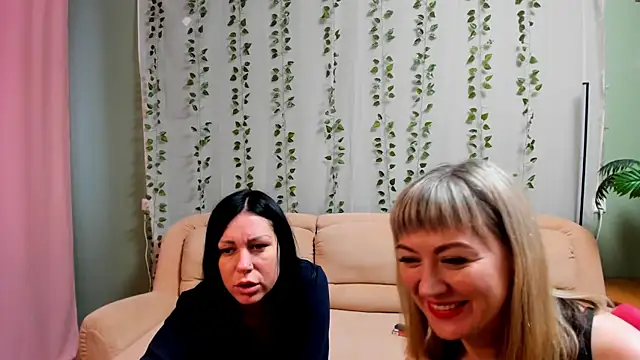 Snapshot of JulieLuna chatting on 04-09-26, 04:23 JulieLuna online show from 04-09-26, 04:23