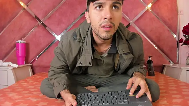 Snapshot of RodrigoColby2 chatting on 05-08-26, 03:39 RodrigoColby2 online show from 05-08-26, 03:39