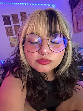Snapshot of ZoeyDoll_ chatting on 04-29-26, 08:59 ZoeyDoll online show from 04-29-26, 08:59