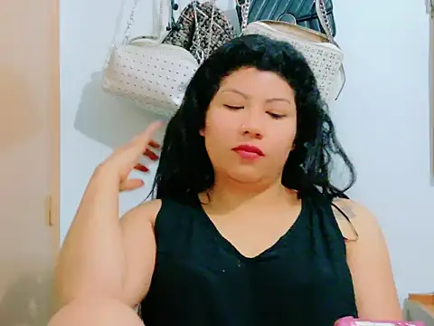 Snapshot of MojaditPussy chatting on 05-13-26, 06:00 MojaditPussy online show from 05-13-26, 06:00