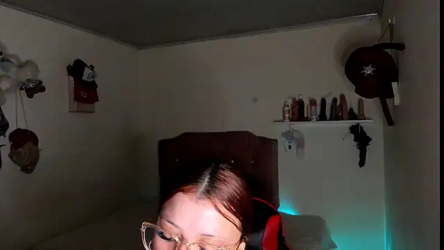 Snapshot of Alyn__miller chatting on 05-21-26, 01:40 Alyn miller online show from 05-21-26, 01:40