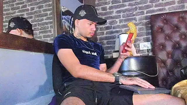 Snapshot of Daniel_huge22 chatting on 06-07-26, 04:00 Daniel huge22 online show from 06-07-26, 04:00