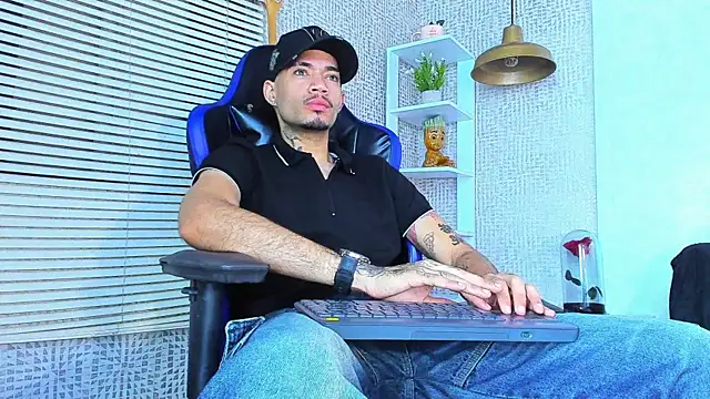 Snapshot of Daniel_huge22 chatting on 06-20-26, 02:31 Daniel huge22 online show from 06-20-26, 02:31