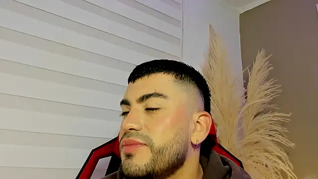 Alexander Diazz online show from 05-04-26, 01:51
