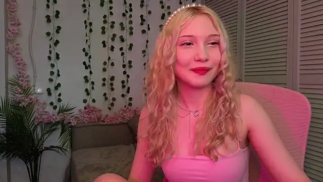 Snapshot of vielleee chatting on 05-31-26, 01:07 vielleee online show from 05-31-26, 01:07