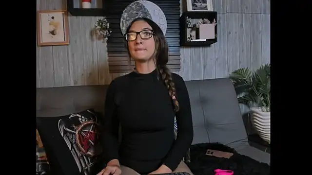 Snapshot of Alucarda666 chatting on 05-07-26, 03:23 Alucarda666 online show from 05-07-26, 03:23