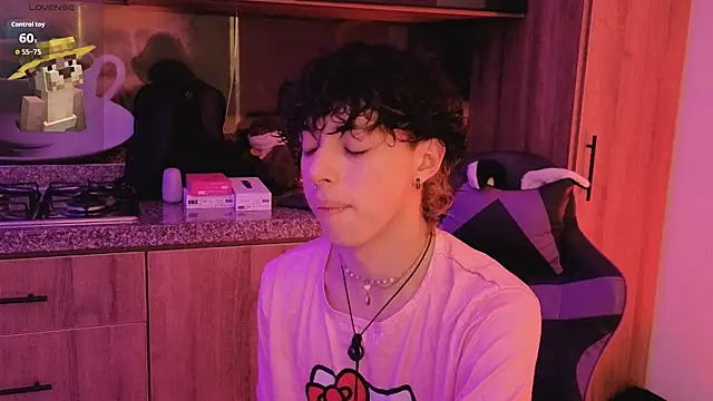 Snapshot of Otter_Moon chatting on 06-26-26, 03:33 Otter Moon online show from 06-26-26, 03:33