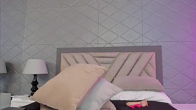 EvonnyMilk online show from 04-14-26, 04:18