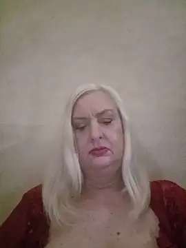 Snapshot of Julia20X chatting on 06-05-26, 10:43 Julia20X online show from 06-05-26, 10:43