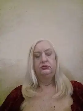 Snapshot of Julia20X chatting on 06-18-26, 09:58 Julia20X online show from 06-18-26, 09:58
