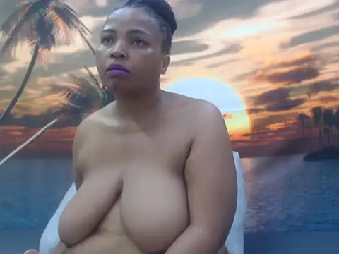 Snapshot of GoldenLuxeLady chatting on 05-13-26, 04:32 GoldenLuxeLady online show from 05-13-26, 04:32